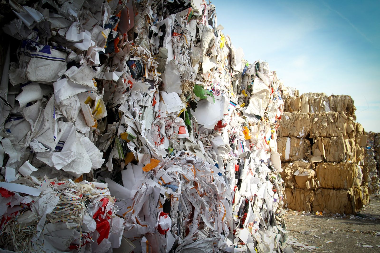 Kuvassa näkyy kaatopaikalle pinottuja valtavia jätekasoja muovia ja pahvia.